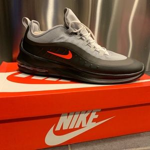 Men’s Nike sneakers -BRAND NEW NEVER WORN!